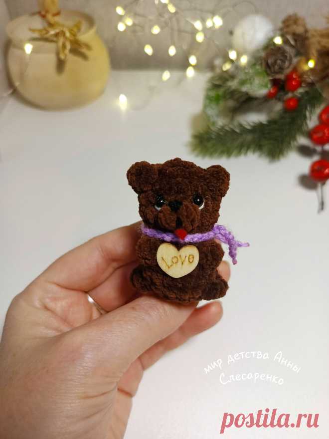 PDF Мишуля крючком. FREE crochet pattern; Аmigurumi toy patterns. Амигуруми схемы и описания на русском. Вязаные игрушки и поделки своими руками #amimore - маленький медведь, плюшевый медвежонок, мишка из плюшевой пряжи.