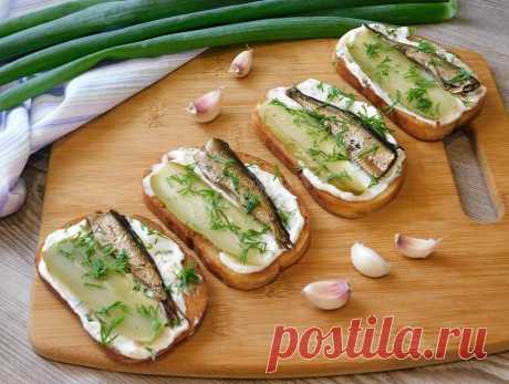 Бутерброды со шпротами и соленым огурцом рецепт с фото пошагово - 1000.menu
