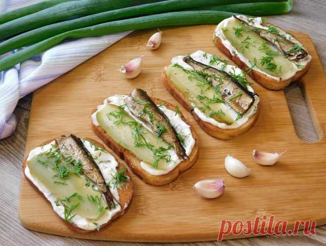 Бутерброды со шпротами и соленым огурцом рецепт с фото пошагово - 1000.menu