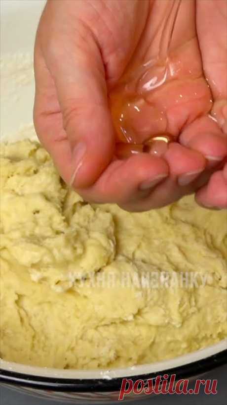Вкуснейшие пышные пончики! Получаются мягкими, воздушными и невероятно вкусными! И на следующий день они ничуть не хуже!Ингредиенты:• Молоко (теплое) - 500 м...