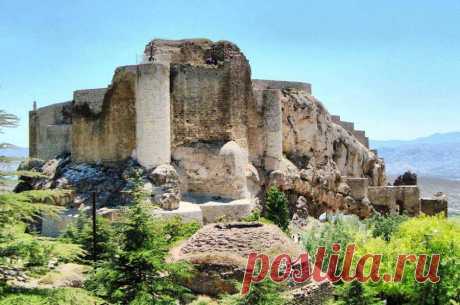 Արշամշատ կամ Արսամասատ, հայկական քաղաք Ծոփքում, Անձիտ կամ Բալահովիտ գավառում, Եփրատի ափի մոտ։ Սկզբում եղել է բերդ, որի շուրջը հետագայում, հելլենիզմի շրջանում, փռվել է բուն քաղաքը։
Ծոփքի թագավորության այս մայրաքաղաքը հիշատակվում է նույն անվան մի շարք տարբերակներով. Մատթեոս Ուռհայեցին (XII դ.) կոչում է Աշմուշատ, արաբ պատմիչներր՝ Սումայսատ, այլ մատենագիրներ ու գրիչներ՝ Շամոշատ, Շամուշատ, Շիմշատ։
Աշխարհագրական դիրքը վերջնականապես չի ճշտված՝ ոմանք այն տեղագրում են Չորրորդ Հայքի Բալահովիտ,