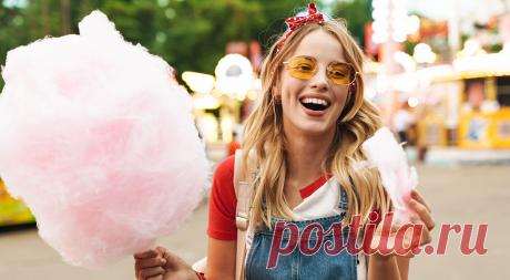 День сахарной ваты: оказывается, сладкое облако изобрел зубной врач из Америки. Сегодня отмечается День сахарной или сладкой ваты. Все дети обожают эту сладость и не могут устоять, увидев розовые облака из тончайших сахарных нитей на палочке. Но так ли безобидна «Нить феи»?