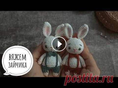 Вяжем зайчика крючком. символ 2023 года. мастер класс амигуруми сегодня вяжем зайчиков. для вязания зайчиков используем YarnArt Jeeans белого, изумрудного и розового цвета. немного тонкой черной и розовой нити - му...