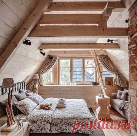 Спальня в мансарде - деревенский стиль.