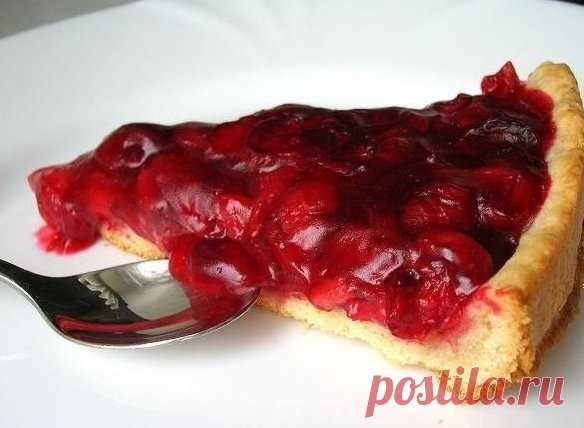 Вишневый тарт

Тарт пришел к нам из французской кухни. Это открытый пирог из песочного теста. Начинка его может быть как несладкая, так и сладкая. Нашей семье нравится вот такой десертный ягодный вариант с вишней.

Ингредиенты:

мука – 250 г
сливочное масло – 100 г
яйцо – 1 шт.
сметана – 50 г
сахар – 2 ст. ложки для теста и 100 г для начинки
щепотка соли
разрыхлитель – 0,5 ч. ложки
вишня – 600 г
картофельный крахмал – 3 ст.ложки без верха
корица – по вкусу

Сложность: сред...