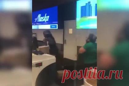 Пропустившая рейс пассажирка впала в бешенство и побила сотрудника аэропорта. Пропустившая рейс пассажирка впала в бешенство и на глазах своих двоих детей разгромила стойку регистрации и побила сотрудника аэропорта. Уточнялось, что инцидент произошел 30 июня, однако известно о нем стало только сейчас. В аэропорту Орландо 29-летняя Дана Пьер (Dana Pierre) пыталась зарегистрироваться на рейс.