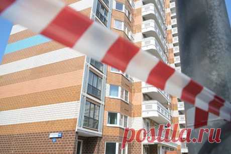 Москвичка получила осколочное ранение при атаке беспилотников на город. Жительница Новой Москвы получила осколочное ранение после того, как в дом на улице Атласова врезался беспилотный летательный аппарат. Об этом сообщает ТАСС. По информации корреспондента агентства, в квартире, где пострадала женщина, также находились ее муж и ребенок, они не пострадали.