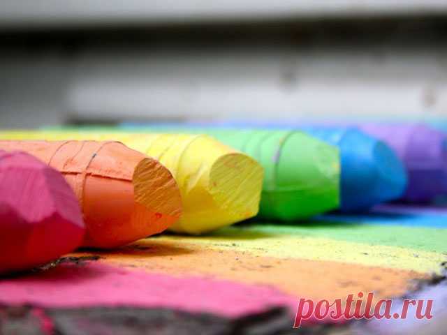 Все цвета на английском «Roses are red, violets are blue» поется в английском хите. А какого цвета маргаритки, ноготки или шиповник? Изучение английского языка для многих из нас началось с запоминания названия какого-либо цвета по-английски. Но, как правило, пятью-шестью словами, которые определяют цвет, знакомство и заканчивается. Сегодня мы расскажем вам про все возможные цвета и оттенки в английском языке.