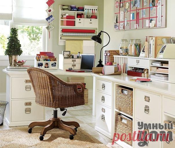 Как обустроить домашний офис? Если для этой цели не найдется отдельной комнаты, рабочее место можно оборудовать в любом свободном углу. В качестве стола можно использовать откидную крышку комода или широкий подоконник. Закрепить на стенах полки, расставить яркие коробки и органайзеры для бумаг и вещей. Использовать ноутбук вместо компьютера – это сэкономит место. Можно повесить доску для записей планов и идей.