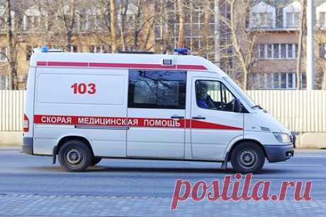 Водитель внедорожника избил беременную россиянку из-за дорожного конфликта. В Екатеринбурге водитель внедорожника напал на беременную женщину из-за дорожного конфликта. На улице Орджоникидзе мужчина на Land Cruiser Prado подрезал автомобиль Mitsubishi Colt потерпевшей при перестроении и стал показывать ей средний палец. Обе машины остановились, тогда фигурант вышел, подошел к авто беременной.