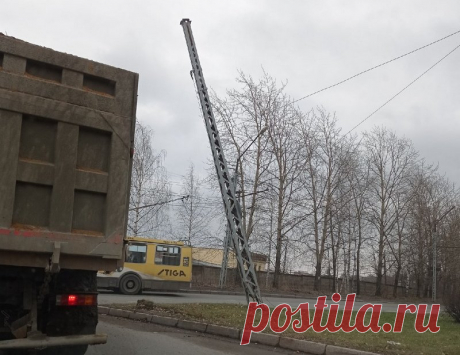 В Петрозаводске столб с электропроводами накренился над дорогой | Новости