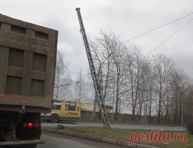 В Петрозаводске столб с электропроводами накренился над дорогой | Новости