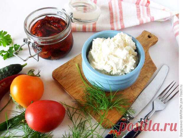 7dach Хочу поделиться с вами рецептом вкуснейшего и нежнейшего домашнего сливочного сыра. Сыр получается в сто раз лучше, чем его любой магазинный аналог, к примеру «Филадельфия». Этот сыр хорош и как намазка на хлеб, и к блинам, и в салат, и в десерты. Домашний сливочный сыр идеален для