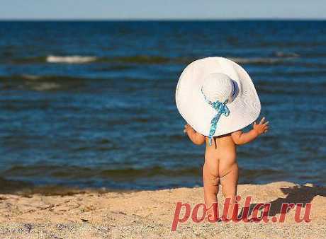 А мне вчера снилось море,
Волны щекотали пятки,
А главное нас было двое.
И все было в порядке.