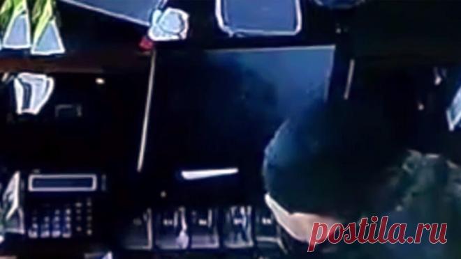 Россиянин спрятался в кафе и просидел там всю ночь, чтобы совершить кражу. В Улан-Удэ полиция раскрыла кражу денег и алкоголя из кафе, вор спрятался в помещении и совершил кражу лишь под утро. Об этом сообщает УМВД Бурятии. В полицию обратилась администратор заведения, сотрудница сообщила, что неизвестный ...