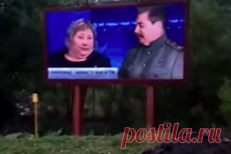 В российском городе появился загадочный баннер со Сталиным. В городе Боровичи Новгородской области появился баннер, на котором изображен советский лидер Иосиф Сталин. На плакате он пристально смотрит на местного министра ЖКХ и ТЭК Ирину Николаеву. Кто стал автором загадочной работы и к чему она призывает, пока неясно, однако местные уверены, что дело в завышении тарифов по ЖКХ.