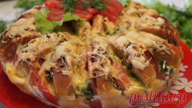 Лучший ЛЕНИВЫЙ ПИРОГ на все случаи жизни. Быстрый, Вкусный и красивый! Ленивый пирог из батона колбасы и сыра. Готовится быстро и просто, съедается за пару минут. Ещё один большой плюс: это практически никакой возни, а накормить таким пирогом вы можете всю вашу большую и...