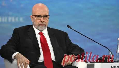 Правительство США предъявило обвинения политологу Саймсу и его жене