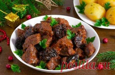 Мясо, тушенное с черносливом и томатами - вечная классика с кисло-сладким вкусом | Волшебная еда... Классический рецепт мяса с черносливом и помидорами.