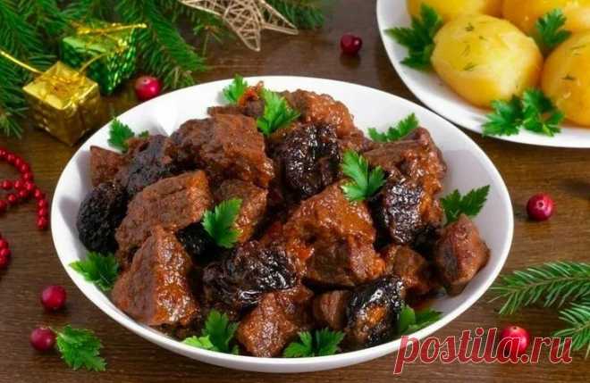 Мясо, тушенное с черносливом и томатами - вечная классика с кисло-сладким вкусом | Волшебная еда... Классический рецепт мяса с черносливом и помидорами.