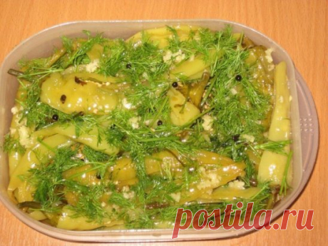 Маринованные перцы ПО-армянски ! &quot;ЛЮБОВЬ НА ВСЮ ЖИЗНЬ&quot; 
1 кг перца (лучше взять не болгарские, а зеленые длинные)
300-400 г воды
200 г растительного масла
0.5 ч. л. сах. песка
примерно 100 г уксуса
лавровый лист
перец горошком
3 зубчика чеснока
свежий укроп
Как готовить:
В кастрюлю налить растительное масло, добавить сахарный песок, уксус, лавровый лист, перец горошком и соль. Пока нагревается, разрезаем перцы