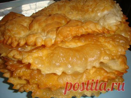 ВКУСНЫЕ ЧЕБУРЕКИ!!!

ТЕСТО :
мука - 900 гр,
яйцо - 1- шт.,
соль,
вода - 350 гр.,
4 ст. ложки растит. масла.Тогда будут эти пузырьки.
Этот состав теста на 20 шт.
Приготовление :
Замесить тесто, положить его под миску, чтоб не обветривалось. 
Летом оно быстрее становится эластичным, зимой хуже, т.е. дольше. 
Потом опять его обминать и ставить в холодильник, обмотав в пленку или положив в пакет. 
Оно может там находится и 3 -4 часа, и только потом делать из теста чебуреки.