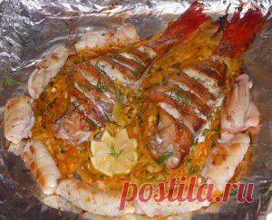 Морской окунь в сливочно-горчичном маринаде на пуховой подушке из овощей и рулетики из кальмаров с пармезаном