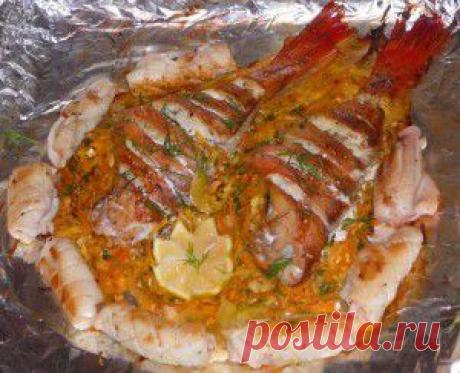 Морской окунь в сливочно-горчичном маринаде на пуховой подушке из овощей и рулетики из кальмаров с пармезаном