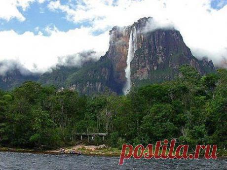 В тропических лесах Венесуэлы, на территории Национального парка Канайма находится удивительное чудо природы — самый высокий в мире водопад который носит имя Анхель. Анхель самый высокий в мире свободно падающий водопад, его общая высота 979 метров, высота непрерывного падения 807 метров.