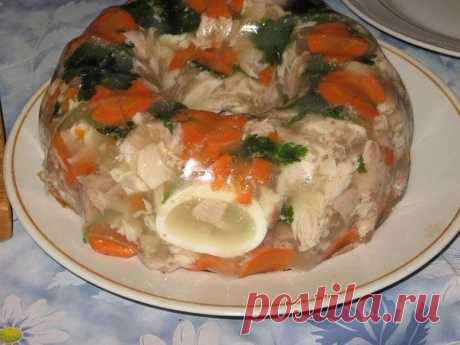 КУРИНОЕ ЗАЛИВНОЕ !!!  **Кура -вари в 1-2л воды, с луком 1шт, морковью, лавр, пр/чеснок, соль, перец, приправы. *Бульон процеди, а овощи отложи. В бульон: желатин 1уп, размешай. Желатин набухает, нарежь филе и овощи, можно добавить отв/яйцо, грибы, зелень. *Слоями, в форму: овощи, зел/горошек - залей бульоном. *В холод. *Красота!