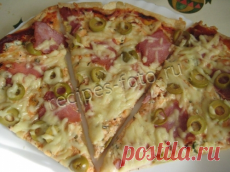 Пицца с творогом, колбасой и сыром