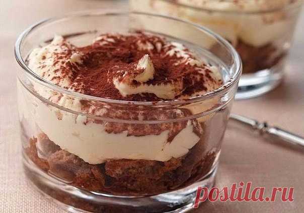 Тирамису: быстро и вкусно 

По этому рецепту получается как в ресторане...

Ингредиенты:

 200 гр. любого песочного печенья
 200 гр. нежирного творога
 100 гр. сметаны
 50 гр. сахара
 1 ч. л кофе
 ваниль
 какао

Приготовление:

Смешать в блендере творог, сметану, сахар и ваниль до однородной массы. Приготовить кофе ( я брала обычный растворимый). Окунаем печенье на 5 сек. в кофе. Затем поочередно выкладывая слои из печенья и крема формируем десерт ( я это делала в стеклянн...