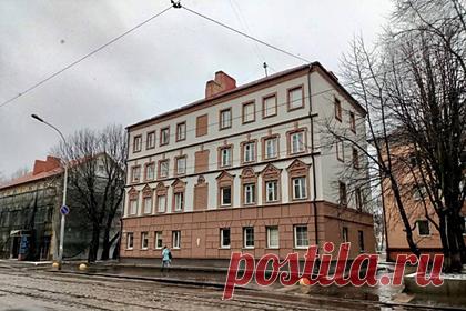 В Калининграде отреставрировали старинный немецкий дом. В Калиниграде, на улице Киевской, отреставрировали старинный четырехэтажный дом немецкой постройки. Так, стены первого этажа и обрамления окон покрасили в кофейне-коричневый цвет, верхний этаж стал бледно-бежевого оттенка. Кроме того, на лицевом фасаде установили барельеф совы.