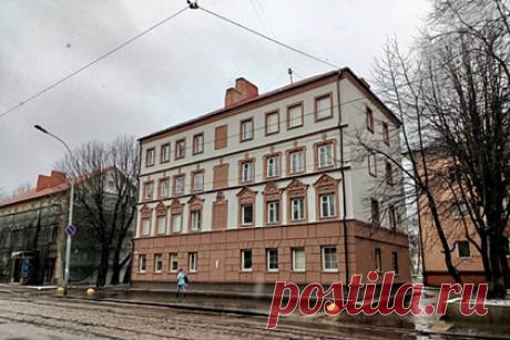 В Калининграде отреставрировали старинный немецкий дом. В Калиниграде, на улице Киевской, отреставрировали старинный четырехэтажный дом немецкой постройки. Так, стены первого этажа и обрамления окон покрасили в кофейне-коричневый цвет, верхний этаж стал бледно-бежевого оттенка. Кроме того, на лицевом фасаде установили барельеф совы.