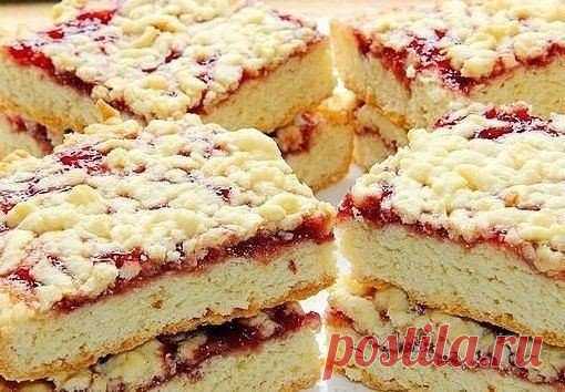 Тертый пирог к чаю - просто и вкусно!

Ингредиенты:

● Варенье
● 250 г маргарина или сливочного масла
● 2-2,5 стакана муки
● 1 стакан сахара
● 2 яйца
● 1 пакетик ванильного сахара
● 1 пакетик разрыхлителя

Приготовление:

1. Замороженное масло или маргарин натереть на терке.
2. Добавить все остальные компоненты кроме варенья.
3. Замесить однородное тесто. Полученное тесто разделить на 2 части. Одна часть побольше, вторая поменьше. Поместить большой кусок теста в холодильни...