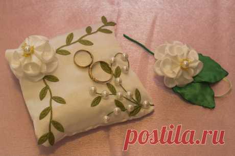 Подушка для обручальных колец и бутоньерка для жениха, выполнены из атласных лент.