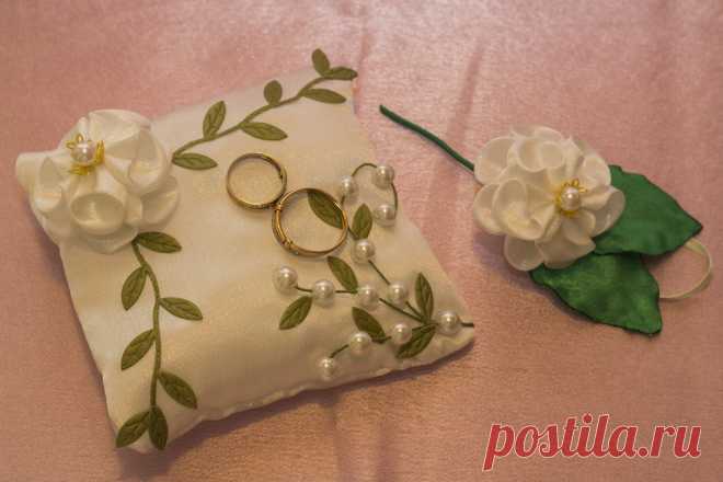 Подушка для обручальных колец и бутоньерка для жениха, выполнены из атласных лент.