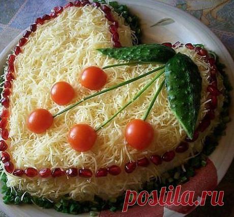 Салат из копченой курицы, кукурузы и сыра.