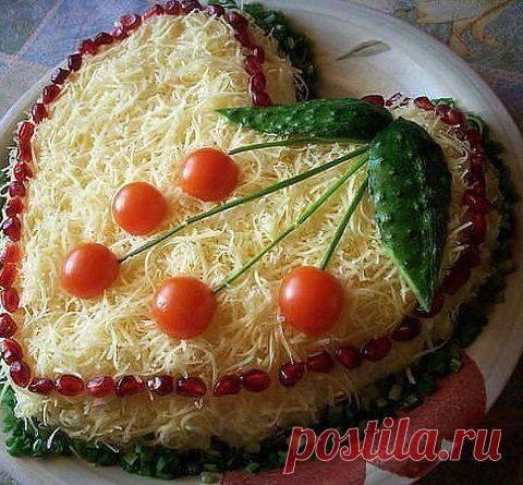 Салат из копченой курицы, кукурузы и сыра.