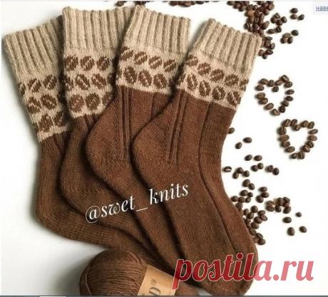 Кофейные носочки спицами Для жаккардовых носков лучше брать пряжу, которая немножко распушивается после того, как станет узором ровным, без дырочек!Расход: на размер 38-39 80гна размер 43 &mdash; 105 г"Наборный край крестообразный, он же &mdash; Болгарский зачин. Очень эластичный и не стягивает край.Набираем...
