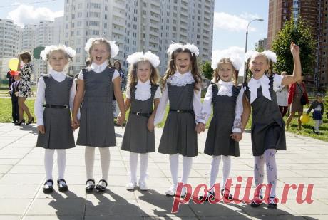 В российских школах предложили ввести единую форму для учеников Он отметил, что данная мера нужна, чтобы дети не ходили в школу «в рваных джинсах, балахонах и так далее».