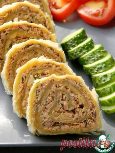 Рулет из слоеного теста с рыбой и сыром - кулинарный рецепт