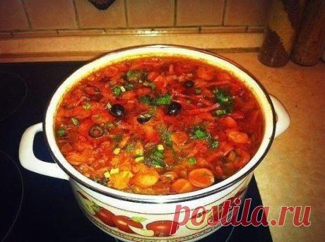 Соляночка
Вариантов приготовления солянки множество. Несколькими поколениями (бабушка-мама-я) в моей семье сформировался свой уникальный, простой и вкусный рецепт. Насыщенный и одновременно нежный солено-кисловатый вкус будет по душе каждому. Солянка получается наваристой, сытной и красивой по цвету.
Рецепт на сайте: https://polezno-nam.ru/solyanochka.html