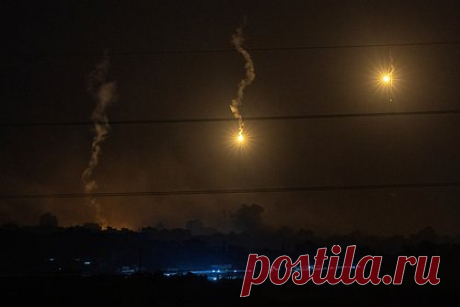 В ХАМАС опровергли достижение с Израилем соглашения о гуманитарном перемирии. Пресс-секретарь главы политбюро радикальным палестинским движением ХАМАС Исмаила Хании Тахер ан-Нуну заявил, что соглашение о гуманитарном перемирии в секторе Газе между ХАМАС и Израилем не было достигнуто, переговоры продолжаются. Он подчеркнул, что в случае прихода к консенсусу об этом будет объявлено палестинцам.