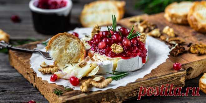 Запечённый бри с клюквой - Лайфхакер Нежный запечённый бри с хрустящими орехами и ароматным соусом из терпкой клюквы и кленового сиропа. Сложно представить закуску аппетитнее!