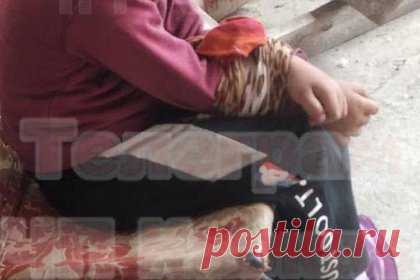 Чеченка связала внука, оставила его без еды и сняла издевательства на видео. В Чечне бабушка связала внука, оставила его без еды и воды и сняла издевательства на видео. На появившихся кадрах видно, как на стуле сидит мальчик, его руки и ноги перевязаны, ребенок плачет. Пенсионерка в это время бранит внука и заявляет, что видео отправит его отцу.
