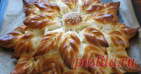 Питка "Цвете" Необходими продукти:   1 кг брашно  3 яйца  1 с.л. сол  3 с.л. захар  3 с.л. олио  1 кубче мая (или 14г суха)  хладка вода    Начин на приго...