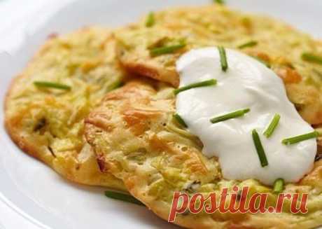 ОЛАДЬИ КАПУСТНЫЕ !!!  **Тесто: кефир 1стакан, яйцо 2шт, раст/масло 1ч/л, чёр/перец, мука — смотри по консистенции, чтобы тесло -как сметана. Введи в конце -сода 1ч/л, уксусом не гаси -это выполнит кефир. *В тесто добавь нашин/капусту 2ст, зелень -смешай. *В сковороду стол/ложкой, и выпекай. *Подача: со сметаной или соусами на её основе.