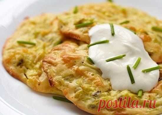 ОЛАДЬИ КАПУСТНЫЕ !!!  **Тесто: кефир 1стакан, яйцо 2шт, раст/масло 1ч/л, чёр/перец, мука — смотри по консистенции, чтобы тесло -как сметана. Введи в конце -сода 1ч/л, уксусом не гаси -это выполнит кефир. *В тесто добавь нашин/капусту 2ст, зелень -смешай. *В сковороду стол/ложкой, и выпекай. *Подача: со сметаной или соусами на её основе.