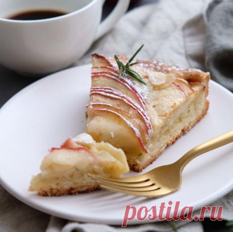 Итальянский яблочный пирог с миндалем • Dolce Vita Blog Если надоела шарлотка, приготовьте этот ароматный итальянский яблочный пирог с миндалем и розмарином. Простой рецепт с пошаговыми фото